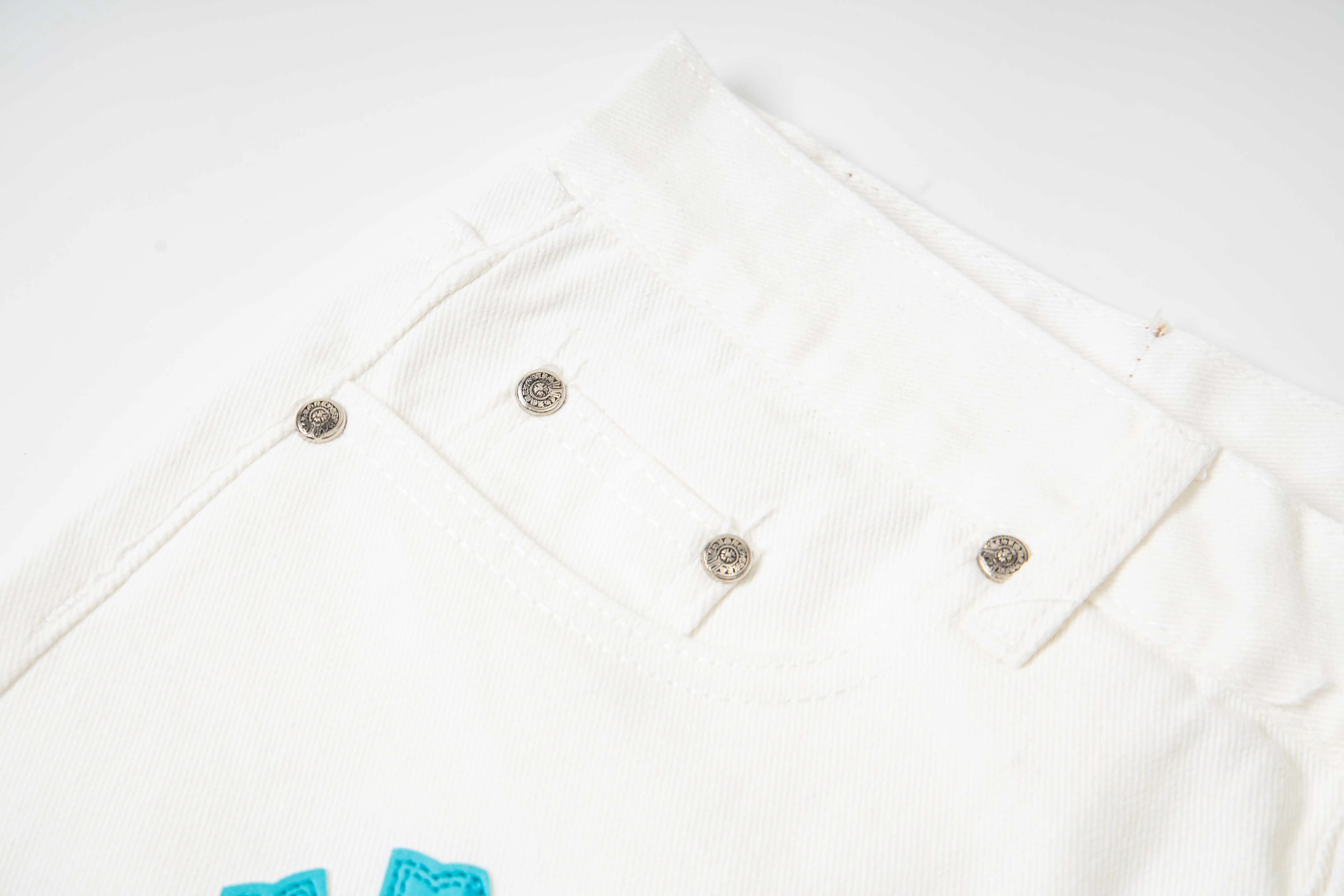 P220 (high version, running quantity) Chrome Hearts white pants, green leather, hot style patchwork couple's bestie jeans. CH jeans need to be washed and then disassembled and hand-ordered with sheepskin cross leather and then spliced ​​together. The whole piece has too many craftsmanship to describe. The patches are decorated with cross flowers, and the high-waisted washed jeans! ! Absolutely high-end luxury products, god-level single products and super popular products, made with top heavy industry, a must-see magic weapon. Customized hardware. The fabric is thick and soft after washing. It has good breathability. Customized small leather label. Unique design. The details are simple and elegant, and the workmanship is exquisite. The entire trousers are neatly routed and the details are in place! It’s so cool that both men and women can easily control the genderless trend! Style number: 1816# Color: white pants and green leather Size: 28 30 32 34 36